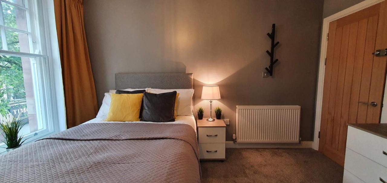 Darwin Stays - Service Accommodation In Newcastle Under Lyme City Centre Bagian luar foto