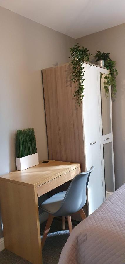 Darwin Stays - Service Accommodation In Newcastle Under Lyme City Centre Bagian luar foto