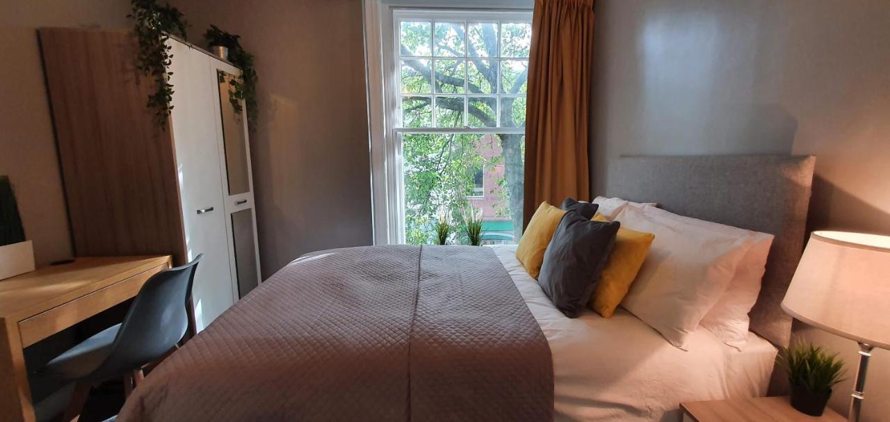 Darwin Stays - Service Accommodation In Newcastle Under Lyme City Centre Bagian luar foto