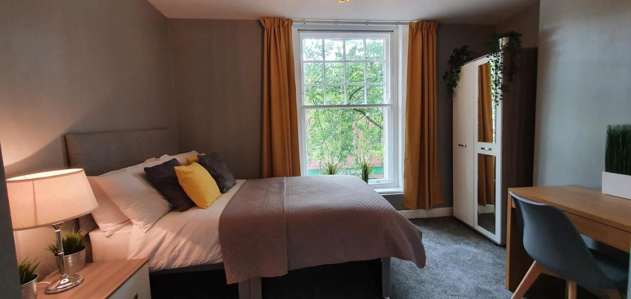 Darwin Stays - Service Accommodation In Newcastle Under Lyme City Centre Bagian luar foto