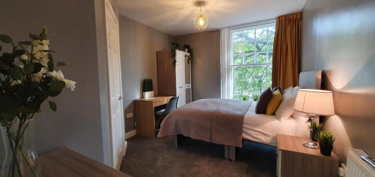 Darwin Stays - Service Accommodation In Newcastle Under Lyme City Centre Bagian luar foto