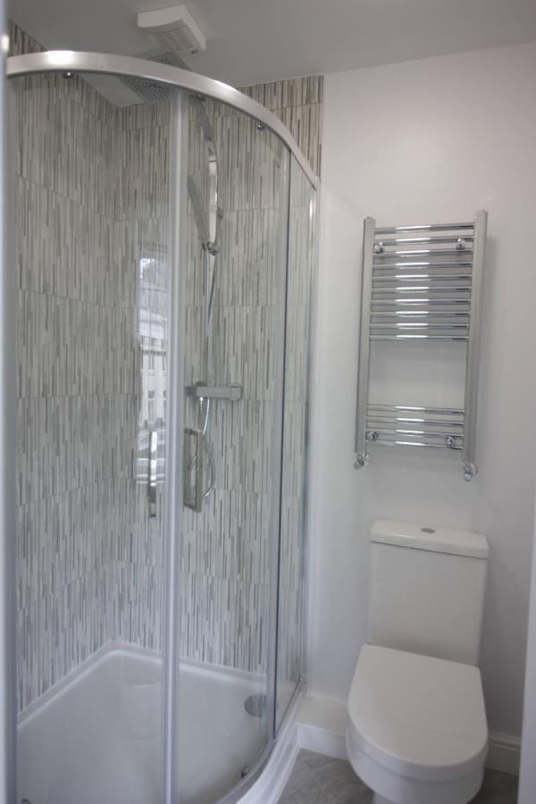 Darwin Stays - Service Accommodation In Newcastle Under Lyme City Centre Bagian luar foto