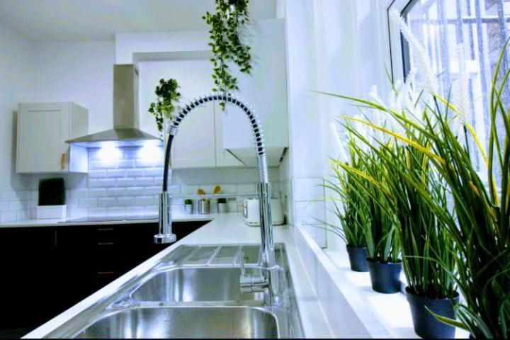 Darwin Stays - Service Accommodation In Newcastle Under Lyme City Centre Bagian luar foto