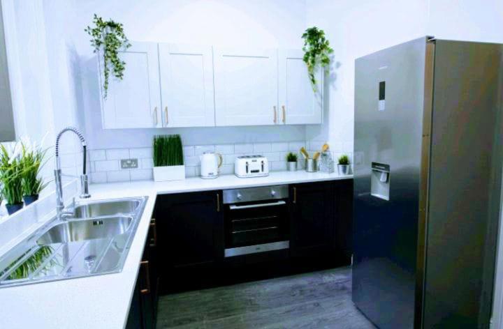 Darwin Stays - Service Accommodation In Newcastle Under Lyme City Centre Bagian luar foto