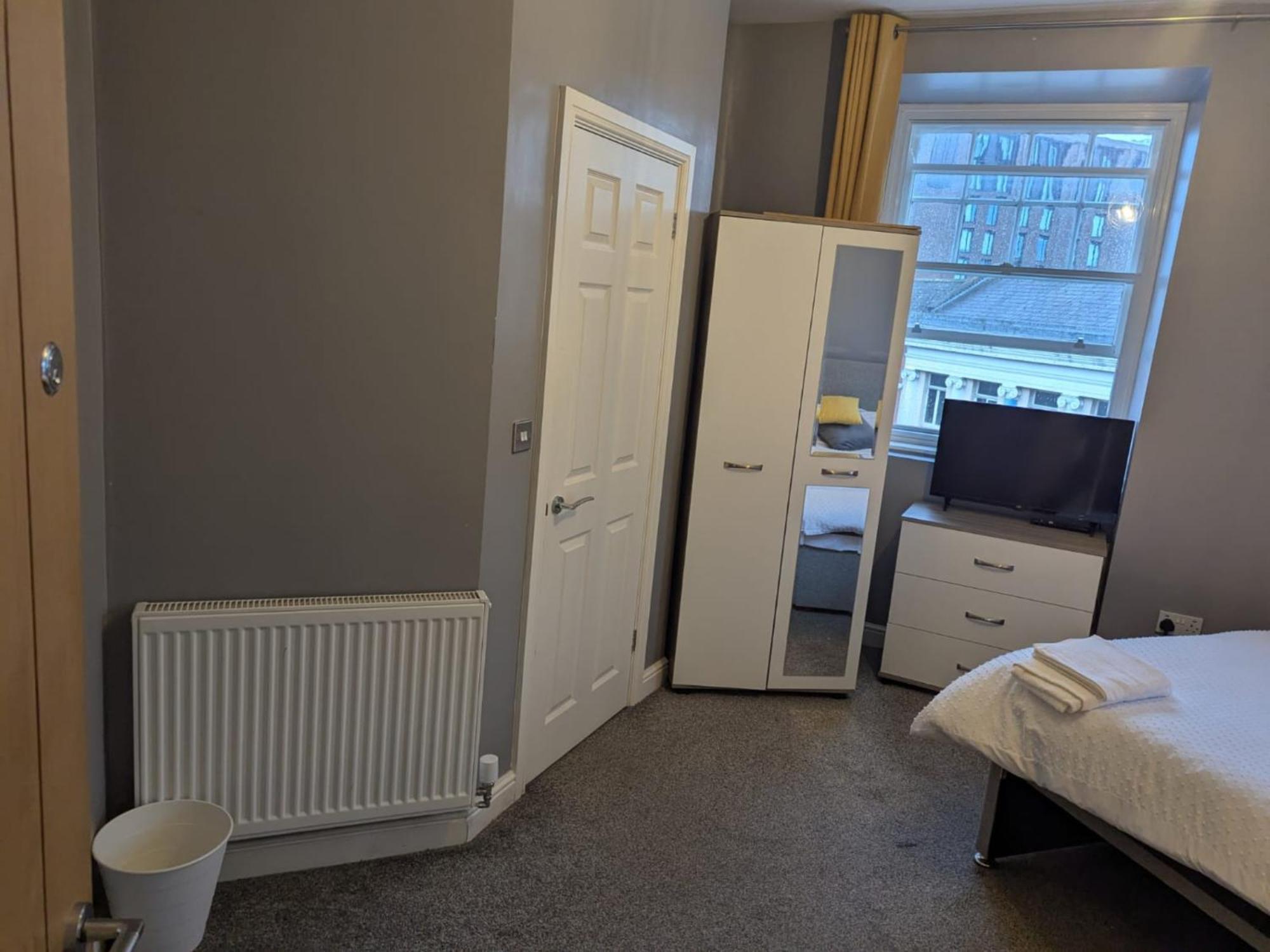 Darwin Stays - Service Accommodation In Newcastle Under Lyme City Centre Bagian luar foto