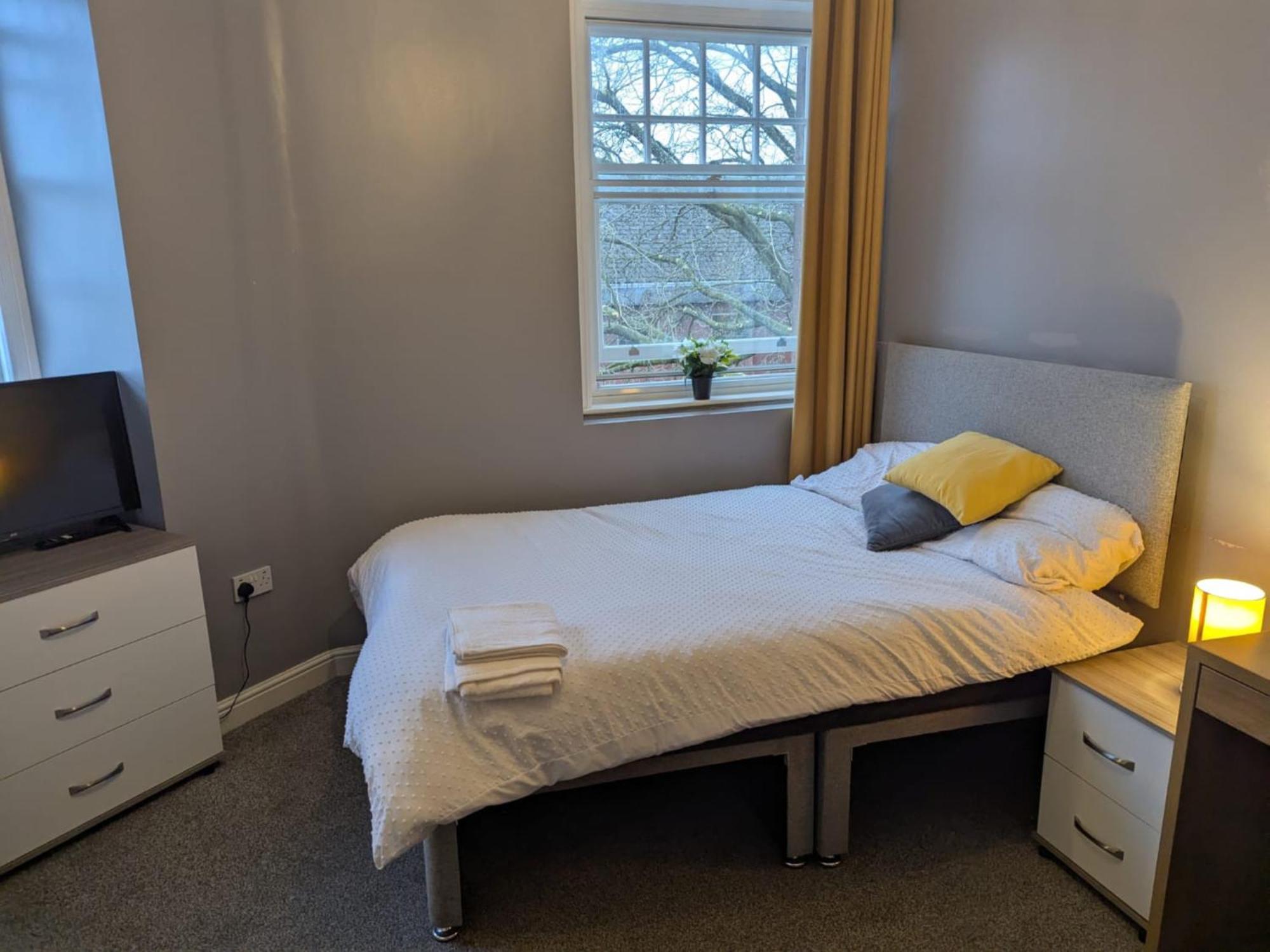 Darwin Stays - Service Accommodation In Newcastle Under Lyme City Centre Bagian luar foto