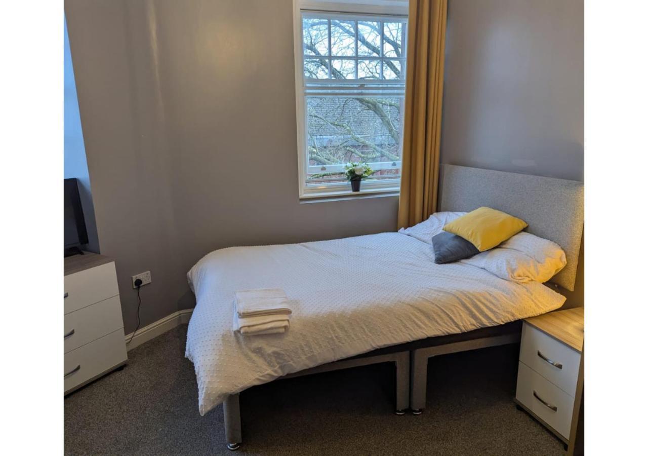 Darwin Stays - Service Accommodation In Newcastle Under Lyme City Centre Bagian luar foto