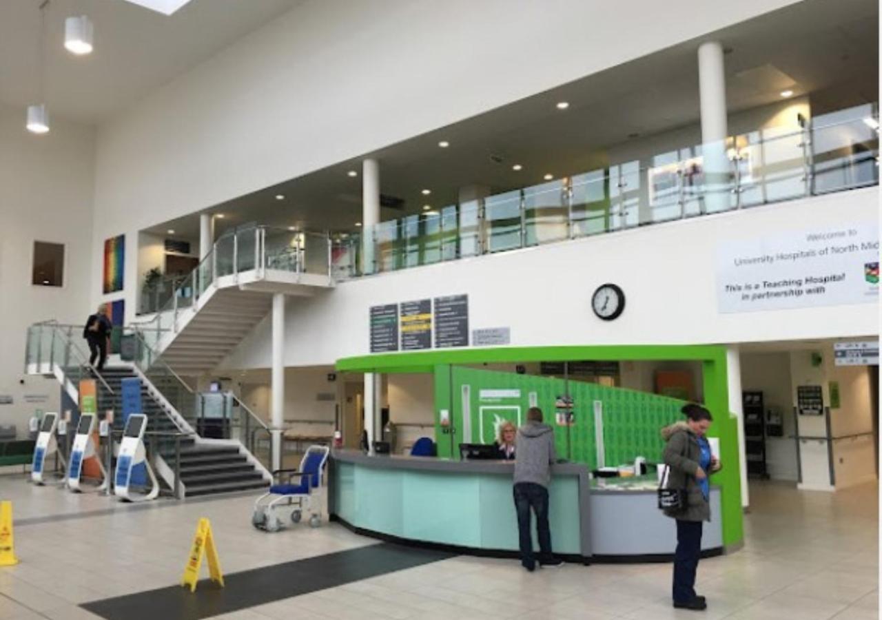Darwin Stays - Service Accommodation In Newcastle Under Lyme City Centre Bagian luar foto