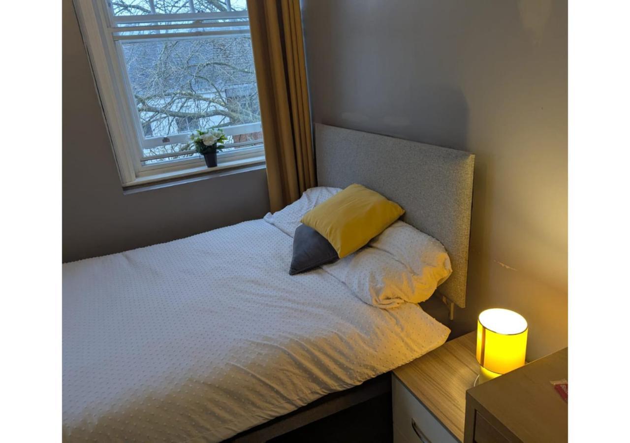 Darwin Stays - Service Accommodation In Newcastle Under Lyme City Centre Bagian luar foto