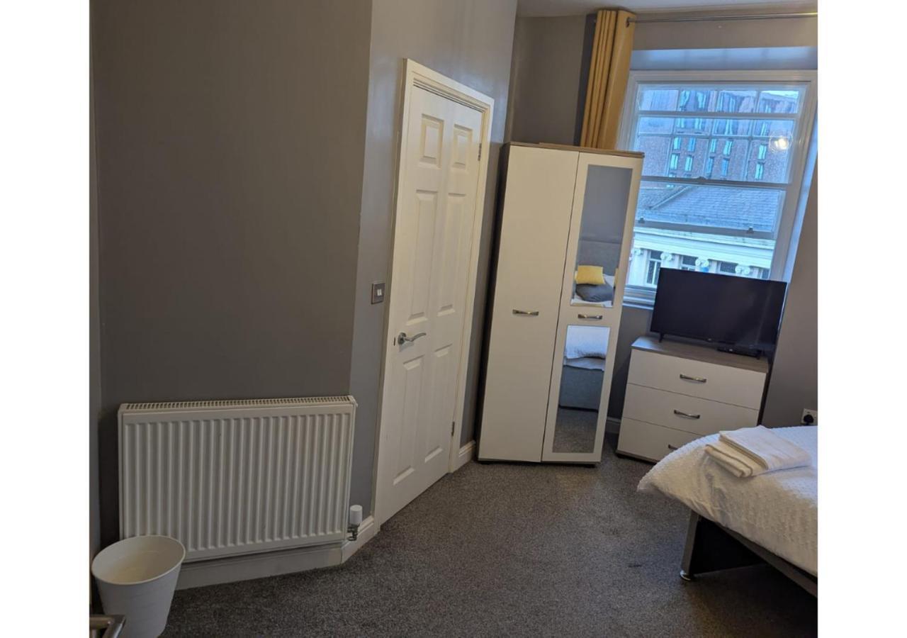 Darwin Stays - Service Accommodation In Newcastle Under Lyme City Centre Bagian luar foto