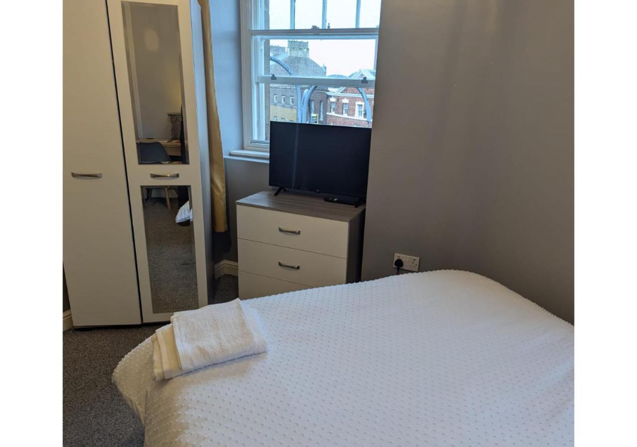 Darwin Stays - Service Accommodation In Newcastle Under Lyme City Centre Bagian luar foto