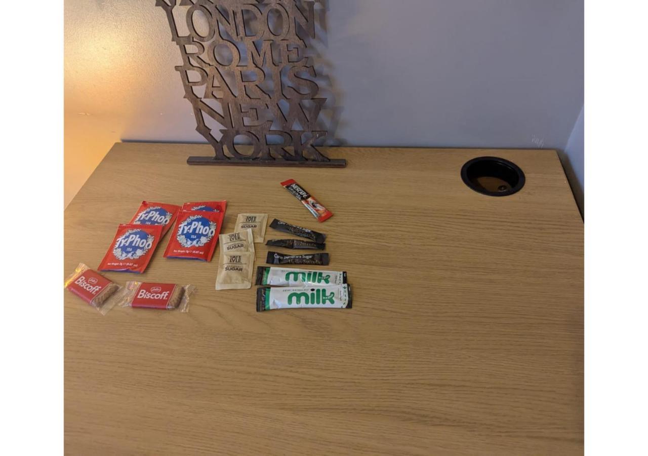 Darwin Stays - Service Accommodation In Newcastle Under Lyme City Centre Bagian luar foto