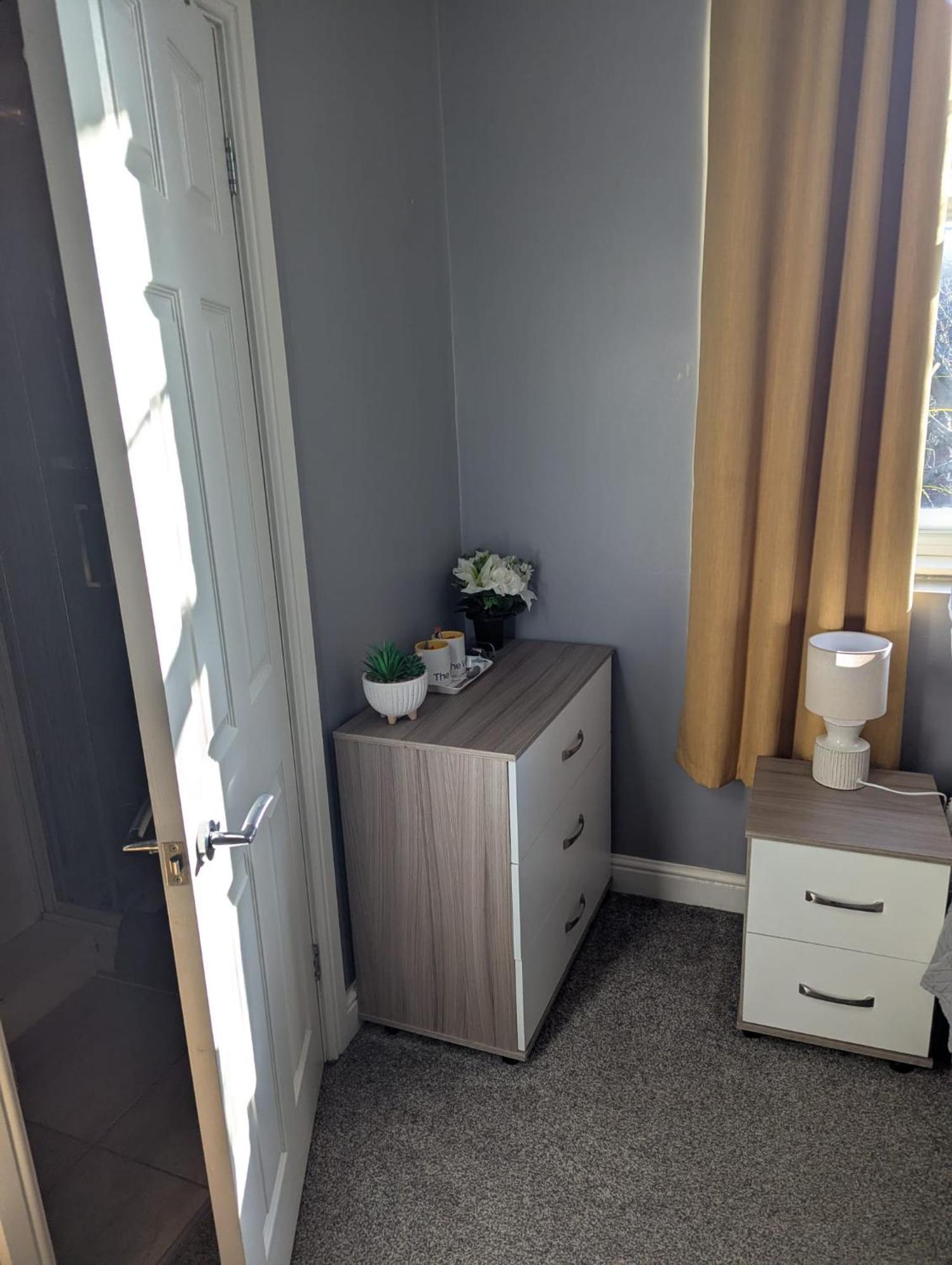 Darwin Stays - Service Accommodation In Newcastle Under Lyme City Centre Bagian luar foto