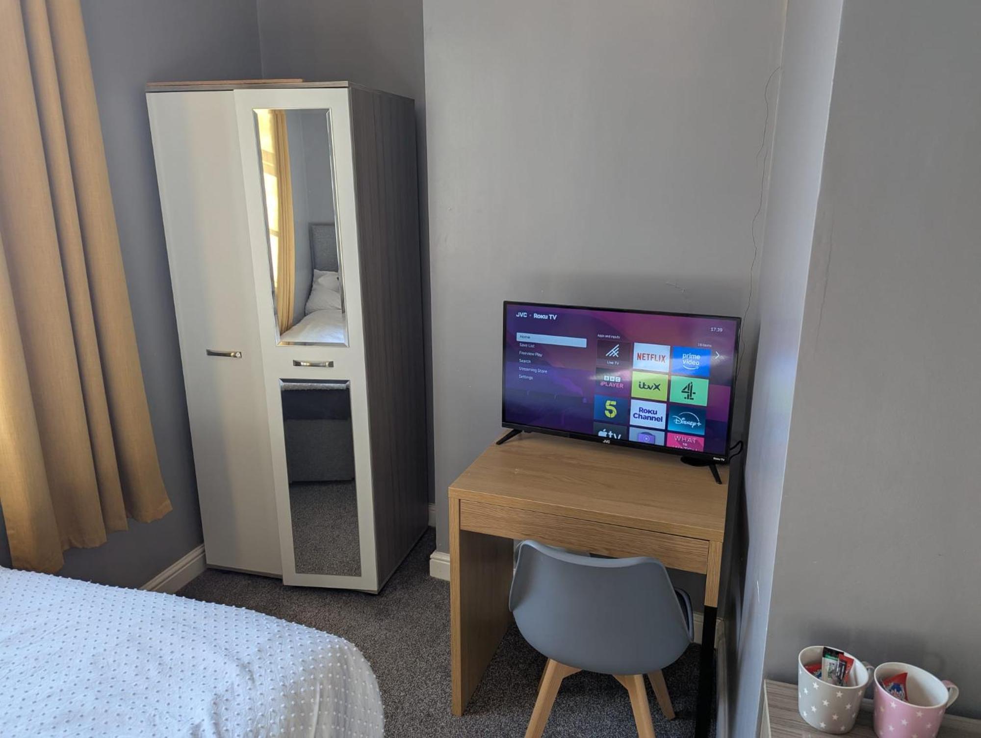Darwin Stays - Service Accommodation In Newcastle Under Lyme City Centre Bagian luar foto